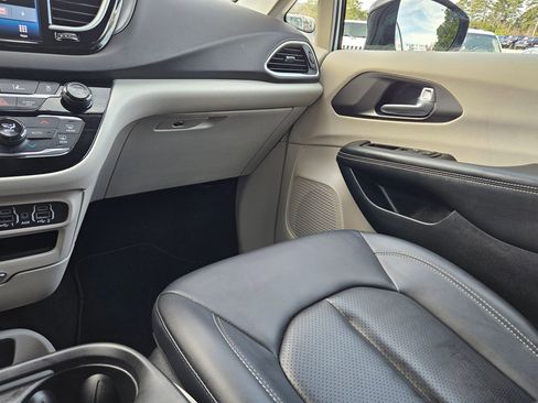 Used 2024 Chrysler Pacifica Touring-L image 11