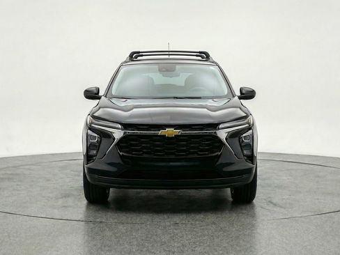 Used 2025 Chevrolet Trax LT w/ LT Convenience Package image 2