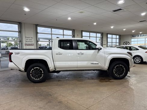 Used 2025 Toyota Tacoma TRD Sport AWD/4WD image 3