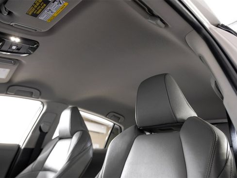 Used 2022 Toyota Venza XLE image 32