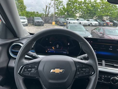 Used 2025 Chevrolet Trax LT FWD image 29