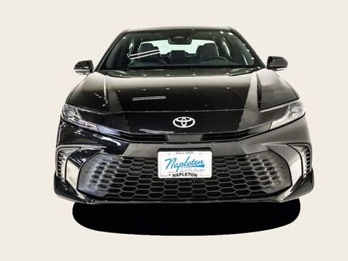 Used 2025 Toyota Camry SE image 3