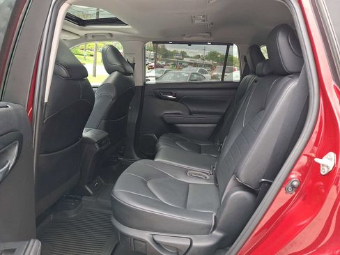 Used 2020 Toyota Highlander XLE AWD/4WD image 10