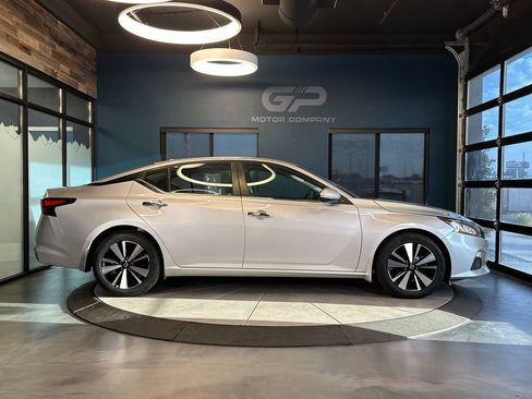 Used 2022 Nissan Altima 2.5 SV FWD image 2