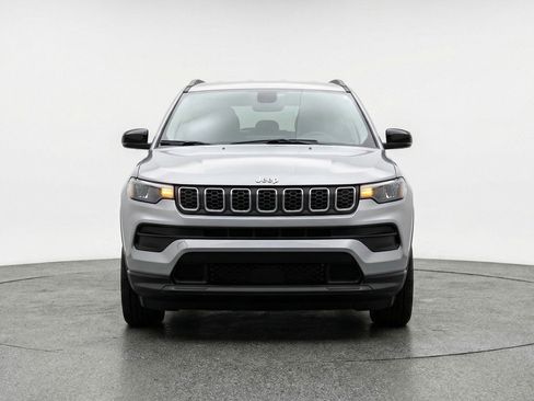 Used 2025 Jeep Compass Latitude image 2