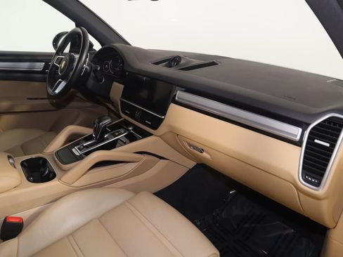 Used 2022 Porsche Cayenne Platinum Edition w/ Premium Package Plus image 29