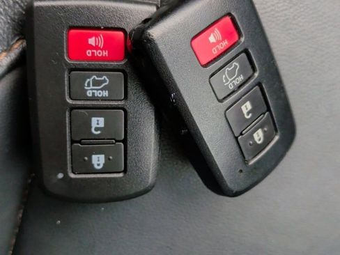 Used 2018 Toyota Highlander SE image 51