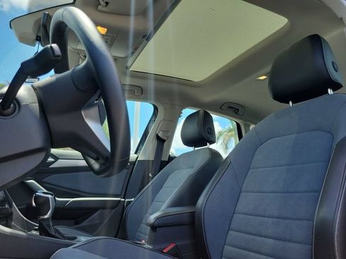 Used 2025 Volkswagen Jetta SE FWD image 17