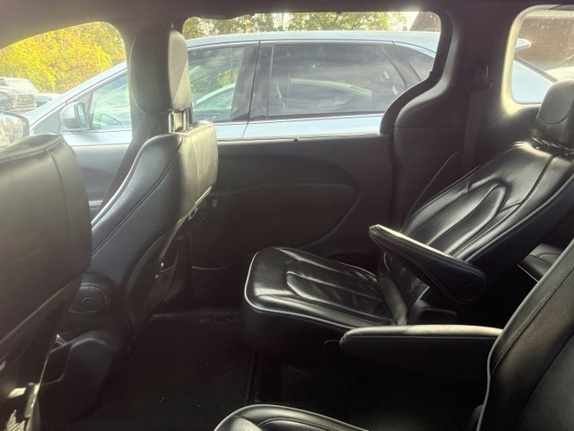 Used 2025 Chrysler Pacifica Limited FWD image 15