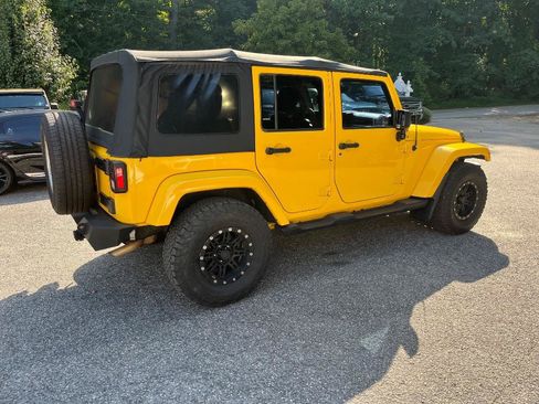 Used 2015 Jeep Wrangler Unlimited Sahara w/ Connectivity Group AWD/4WD image 8