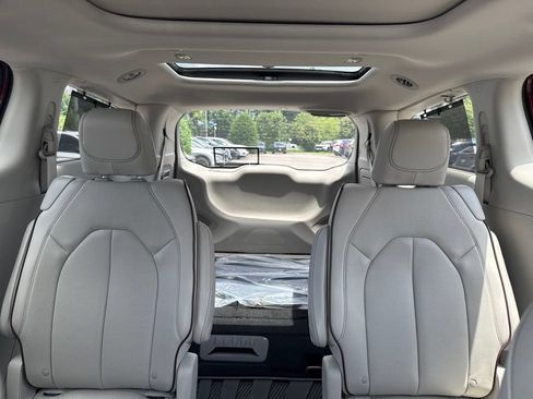 Used 2017 Chrysler Pacifica Limited w/ Tire & Wheel Group FWD image 13