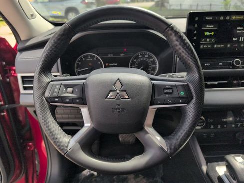 Used 2025 Mitsubishi Outlander SE FWD image 23