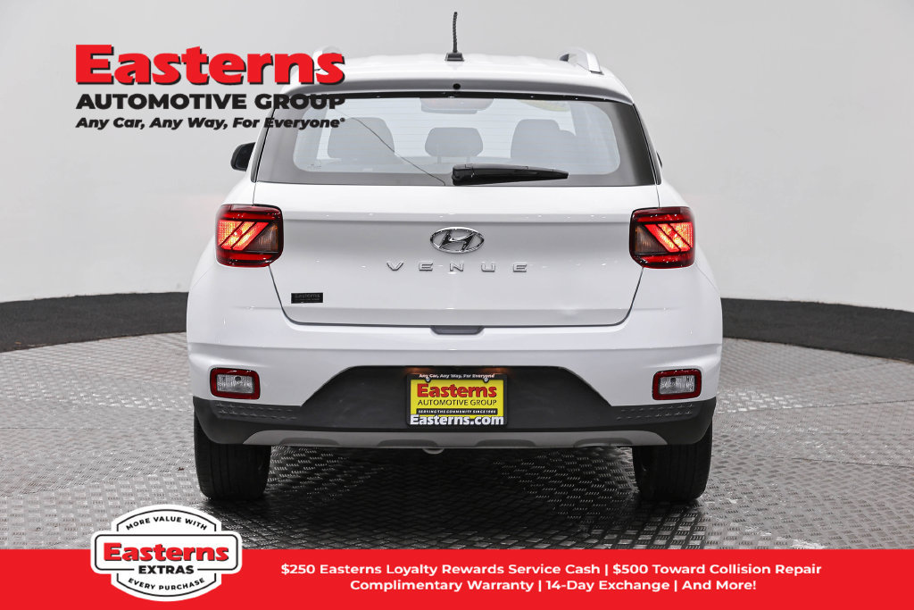 Used 2025 Hyundai Venue SEL FWD image 7