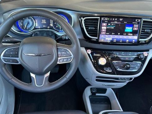 Used 2024 Chrysler Pacifica Touring-L image 12