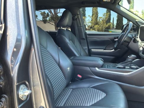 Used 2021 Toyota Highlander XSE FWD image 19