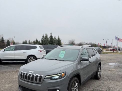 Used 2019 Jeep Cherokee Latitude Plus w/ Comfort/Convenience Group AWD/4WD image 3