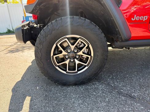Used 2025 Jeep Wrangler Unlimited Rubicon AWD/4WD image 30
