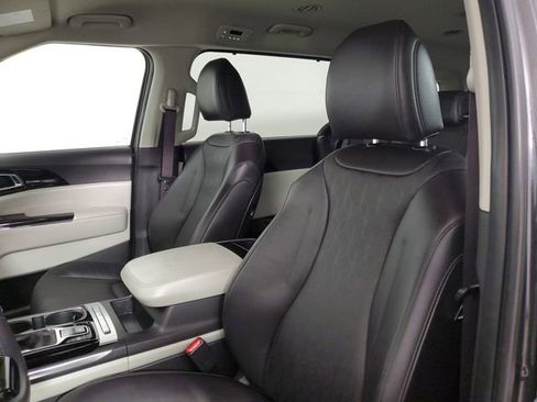 Used 2024 Kia Carnival EX image 23