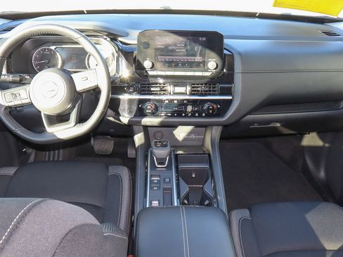 Used 2025 Nissan Pathfinder SV image 11