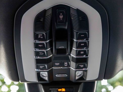 Used 2022 Porsche Macan image 18