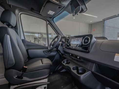 Used 2025 Mercedes-Benz Sprinter 2500 image 17