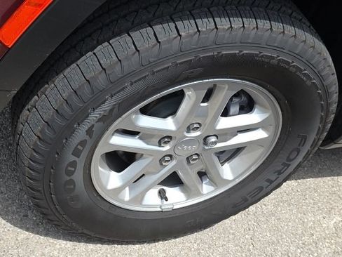 Used 2025 Jeep Grand Cherokee Laredo AWD/4WD image 10
