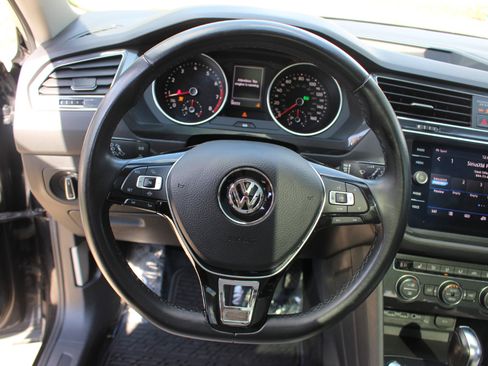 Used 2019 Volkswagen Tiguan SE w/ Panoramic Sunroof Package image 21
