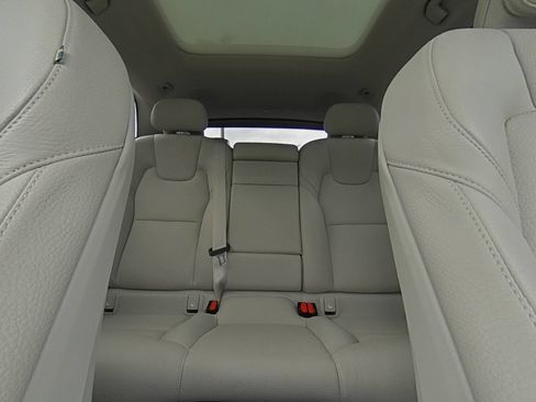 Used 2021 Volvo XC60 T6 Momentum w/ Premium Package image 29