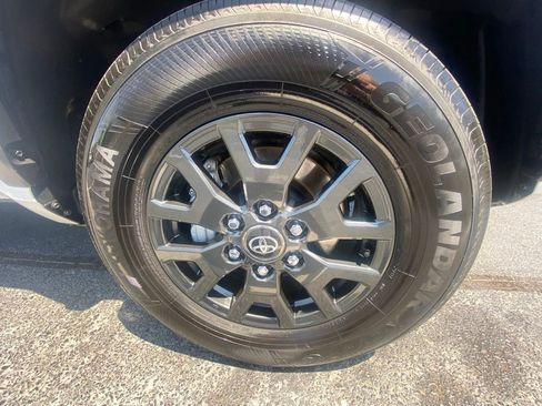 Used 2025 Toyota 4Runner SR5 AWD/4WD image 30