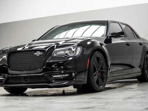 Used 2023 Chrysler 300 C image 8