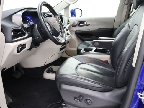 Used 2020 Chrysler Pacifica Touring-L Plus FWD image 9