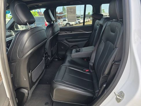 Used 2024 Jeep Grand Cherokee Limited AWD/4WD image 11