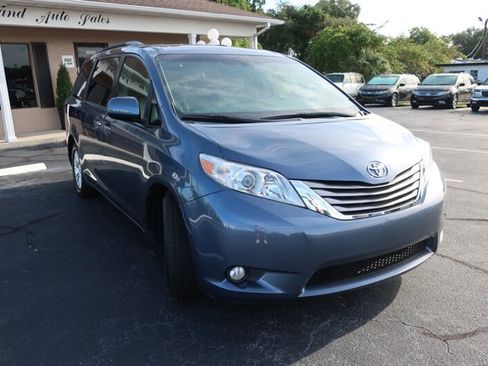 Used 2015 Toyota Sienna XLE Premium image 3
