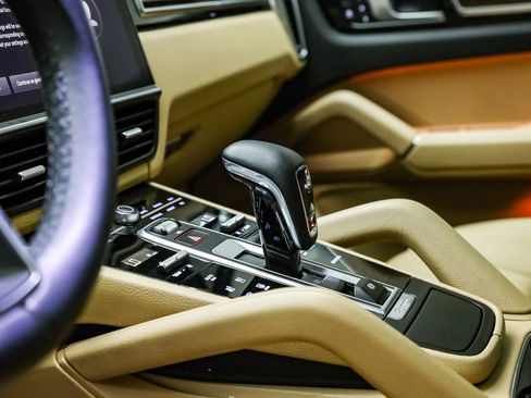 Used 2022 Porsche Cayenne Platinum Edition image 28