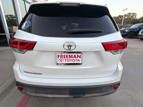 Used 2019 Toyota Highlander LE FWD image 7