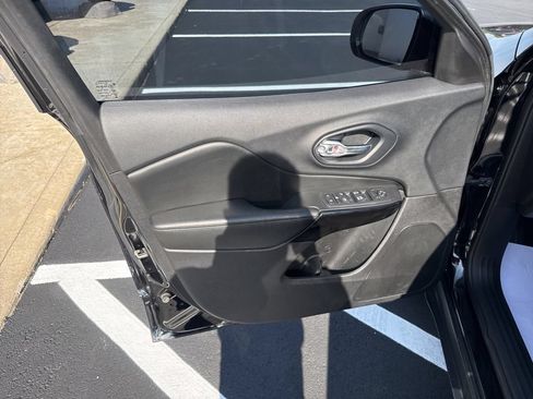 Used 2019 Jeep Cherokee Latitude Plus AWD/4WD image 10
