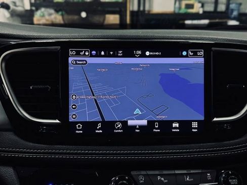 Certified 2025 Chrysler Pacifica Limited image 41