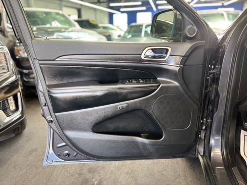 Used 2017 Jeep Grand Cherokee Limited AWD/4WD image 9