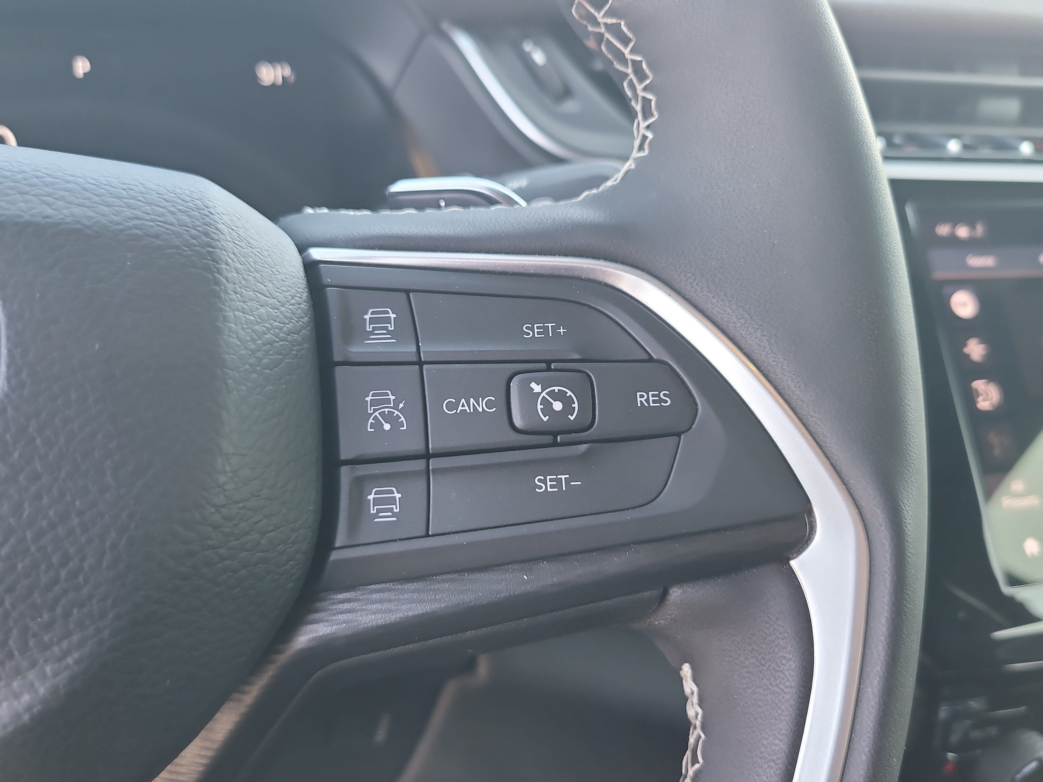 Used 2025 Jeep Grand Cherokee Laredo w/ Luxury Tech Group I RWD image 27