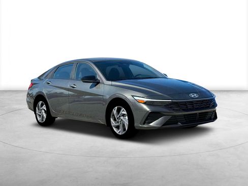 New 2025 Hyundai Elantra SEL image 11