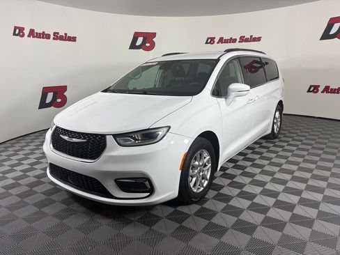 Used 2022 Chrysler Pacifica Touring-L FWD image 2