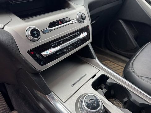 Used 2022 Ford Explorer XLT w/ Equipment Group 202A image 8