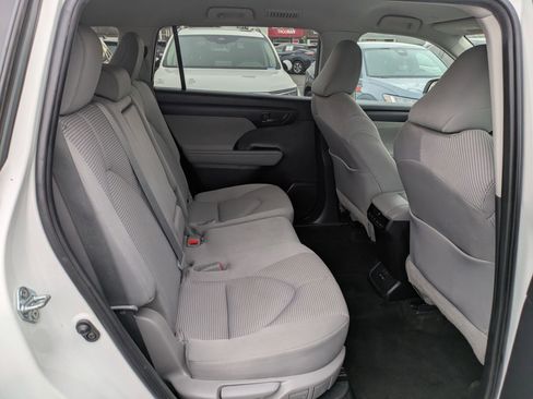 Used 2023 Toyota Highlander LE image 31