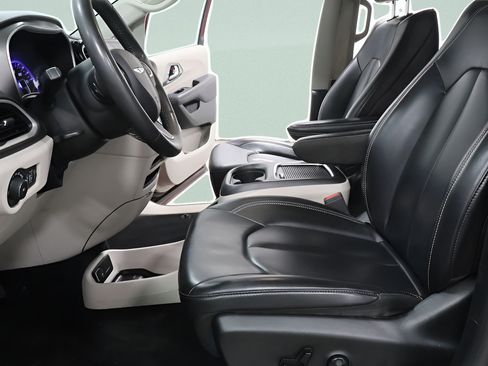 Used 2023 Chrysler Pacifica Touring-L FWD image 21
