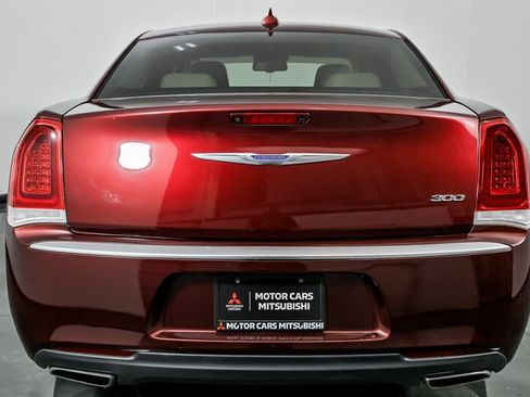 Used 2020 Chrysler 300 Touring w/ Chrome Appearance Package image 9