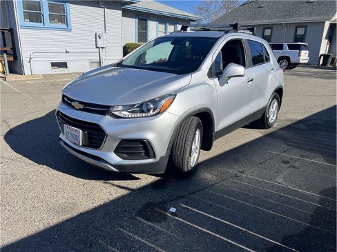Used 2019 Chevrolet Trax LT w/ LT Convenience Package image 3
