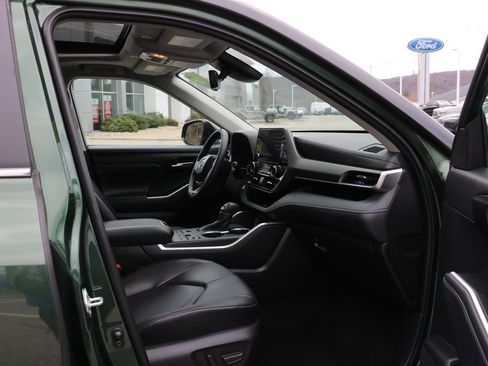 Used 2025 Toyota Highlander XLE AWD/4WD image 23