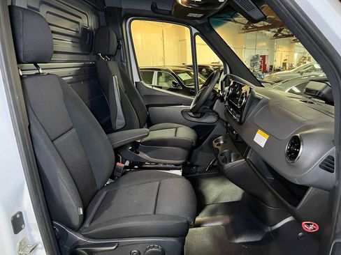 Used 2025 Mercedes-Benz Sprinter 2500 image 11