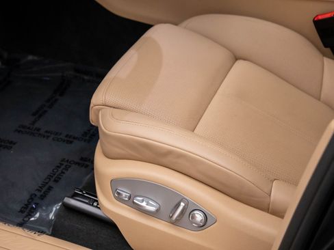 Certified 2025 Porsche Macan image 14