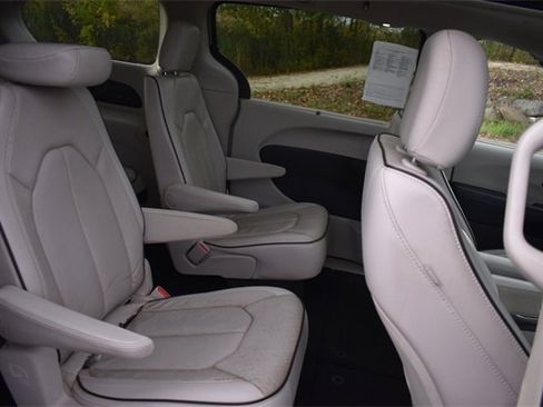 Used 2021 Chrysler Pacifica Limited image 15